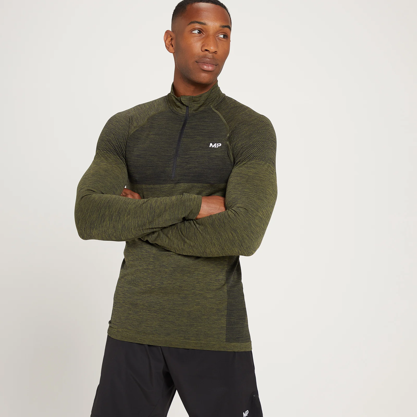 Camiseta sin costuras con cremallera de 1/4 Essentials para hombre de MP - Verde aceituna oscuro jaspeado - XS Imagen 1