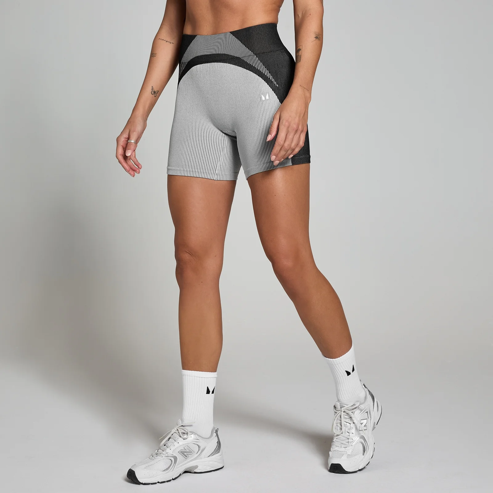 Pantalón corto de ciclismo sin costuras de canalé en contraste para mujer de MP - Negro/gris - XS Imagen 1