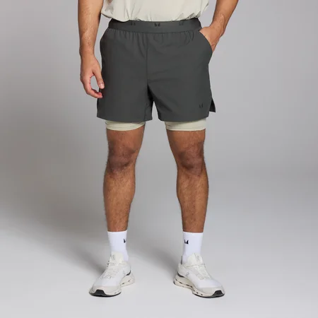 Pantalón corto 2 en 1 con estampado gráfico Tempo para hombre de MP - Negro lavado