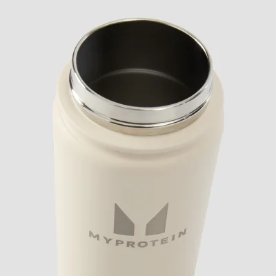 Botella de metal reciclado con pestaña abatible de Myprotein (500 ml) - Crema natural Imagen 6