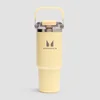 Botella de pajita con asa superior de metal reciclado de Myprotein 900 ml - Mantequilla