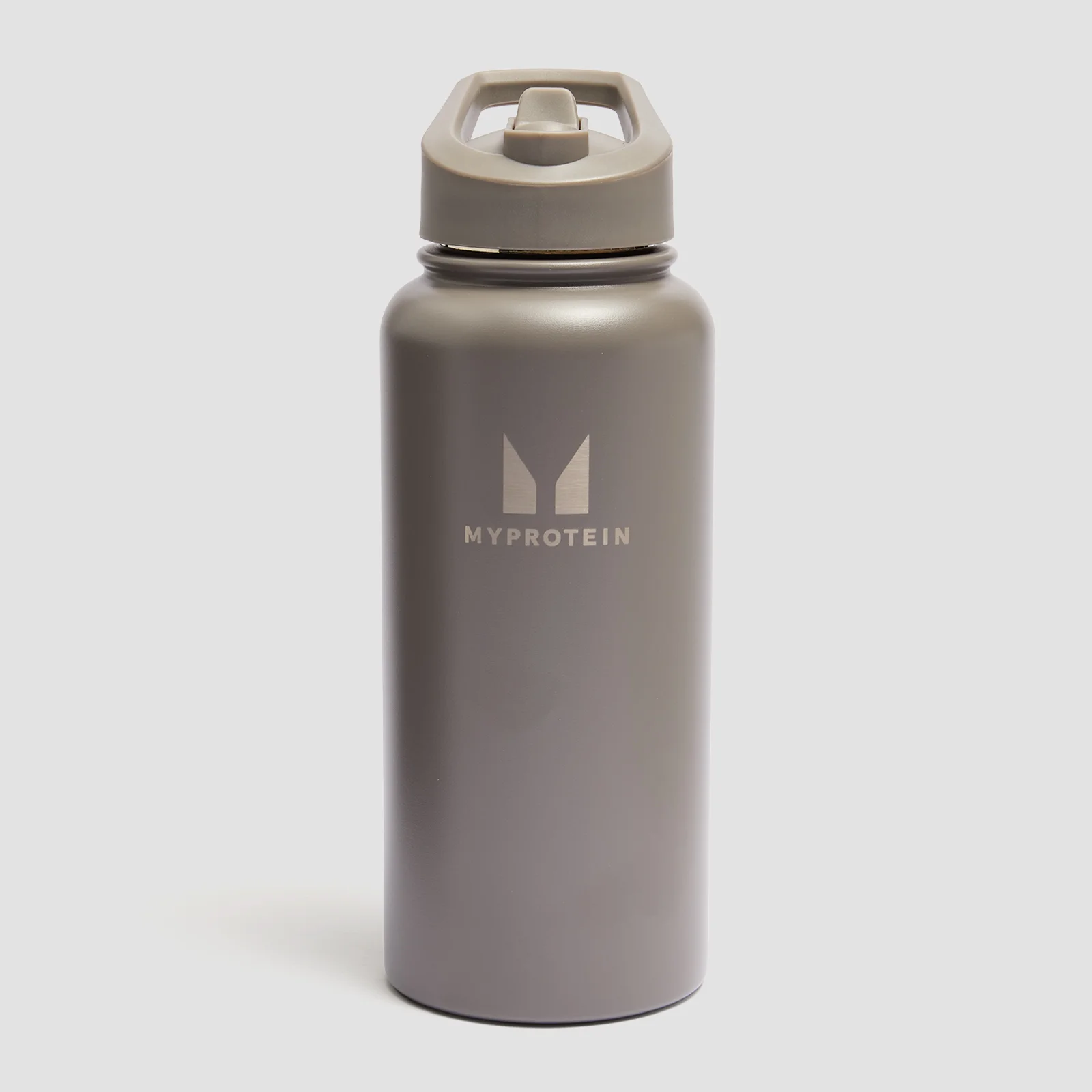 Botella de metal reciclado con pajita abatible de Myprotein 1 L - Trufa oscura Imagen 1