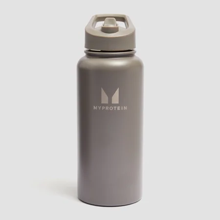 Botella de metal reciclado con pajita abatible de Myprotein 1 L - Trufa oscura