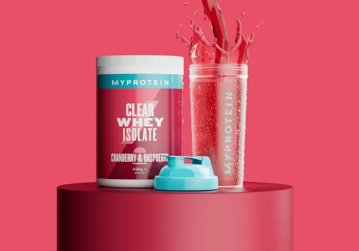 El pack de inicio de proteína con sabor a arándano y frambuesa, junto a un shaker de la marca Myprotein.